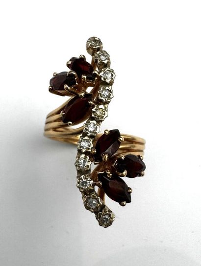Bague or 18 k ornée d'une ligne de petits...