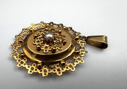Un médaillon or 18K avec perle centrale 
poids...