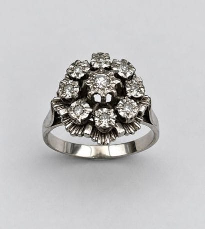 Bague or gris 18k ornée d'un petit diamant...