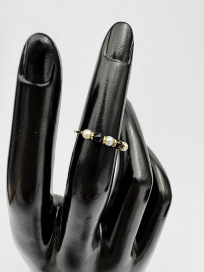 Petit anneau en or agrémenté de perles blanches...