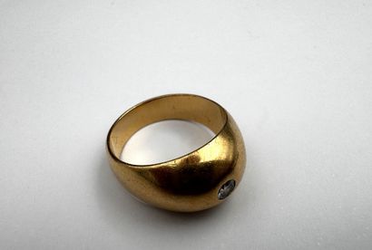 Bague or 18k ornée d'un petit diamant central,...