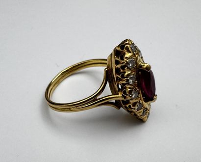Bague marquise or 18k ornée en son centre...