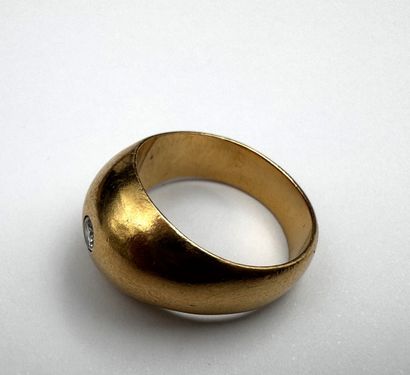 Bague or 18k ornée d'un petit diamant central,...