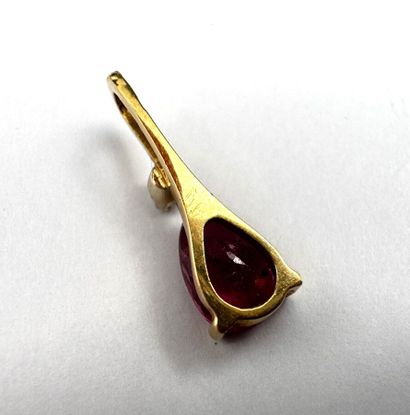 Un rubis poire serti en pendentif or 18 k,...