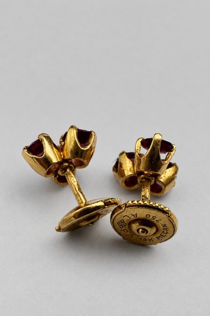 Paire de boucles d'oreilles or ornées de...