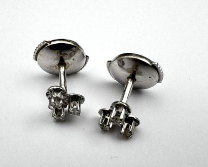 Paire de boucles d'oreilles or gris ornées...