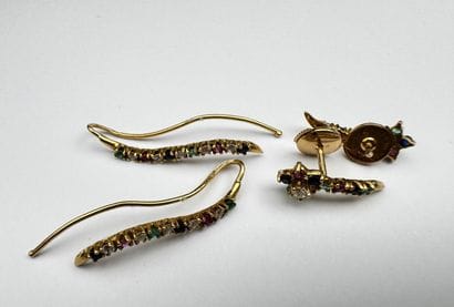 Une paire de boucles d'oreilles or 18k ornées...