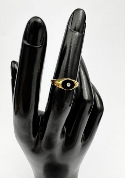 Un petit onyx surmonté d'un micro diamant...