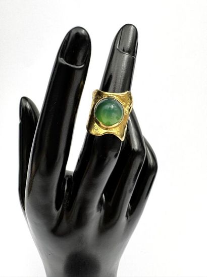 Roland Schad bague or 18 k ornée d'un cabochon...