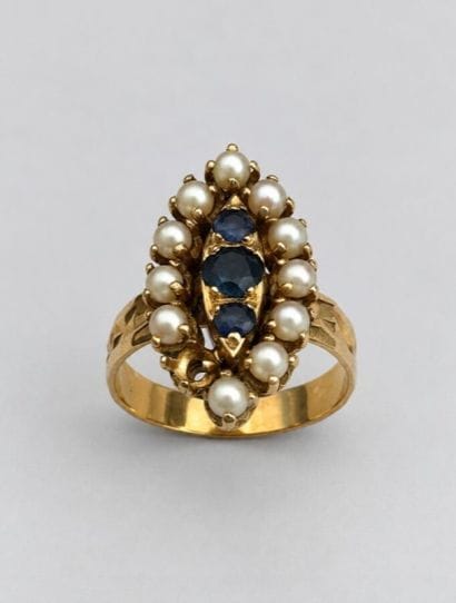 Bague or 18k ornée de 3 petits saphirs et...