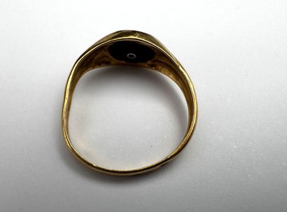 Un petit onyx surmonté d'un micro diamant...