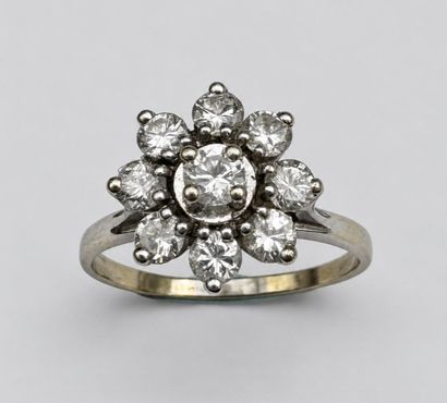 Une bague or gris 18k ornée de petits diamants...
