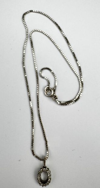 Chaîne or gris 3,7 g et pendentif or orné...