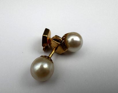 Paire de boucles d'oreilles or 18 k et perles...