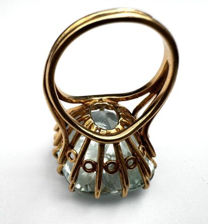 Importante bague ornée d'une aigue-marine...