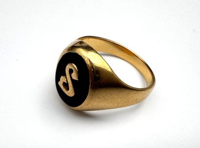 Chevalière or et onyx, marquée 