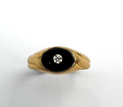 Un petit onyx surmonté d'un micro diamant...