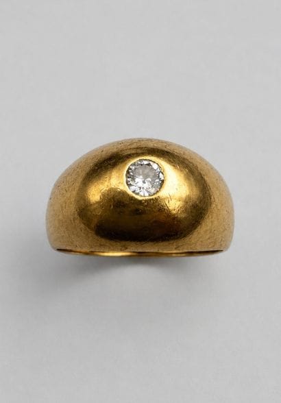 Bague or 18k ornée d'un petit diamant central,...