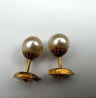 Paire de boucles d'oreilles or 18 k et perles...