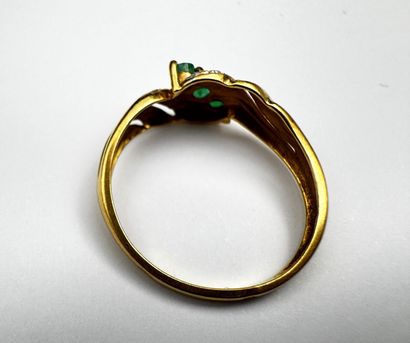 Bague en ors bicolores 18k ornée d'un ligne...