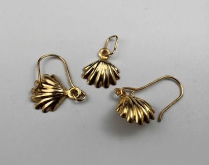 Deux boucles d'oreilles et un pendentif figurant...