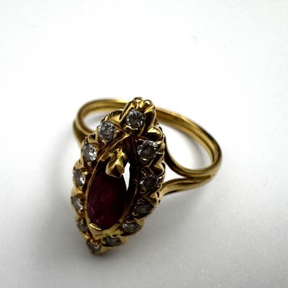 Bague marquise or 18k ornée en son centre...