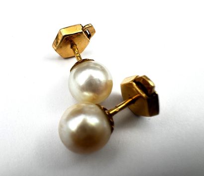 Paire de boucles d'oreilles or 18 k et perles...