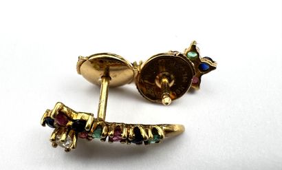 Une paire de boucles d'oreilles or 18k ornées...
