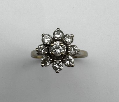 Une bague or gris 18k ornée de petits diamants...