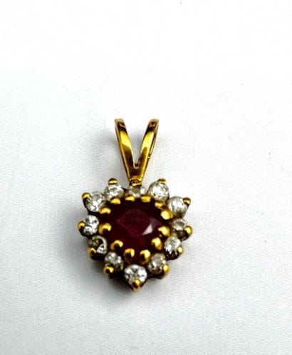 Pendentif cœur or 18 k rubis entourage simili...