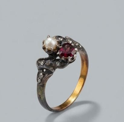Bague or 18k ornée d'une petite perle et...
