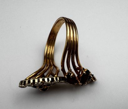 Bague or 18 k ornée d'une ligne de petits...