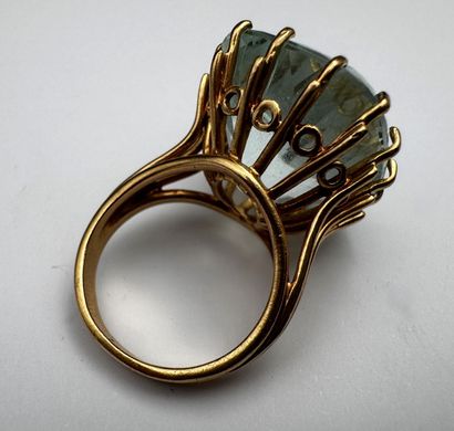 Importante bague ornée d'une aigue-marine...