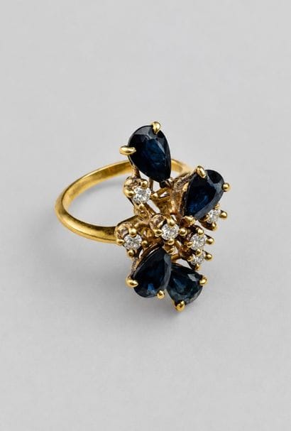 Bague or ornée de petits diamants et saphirs...