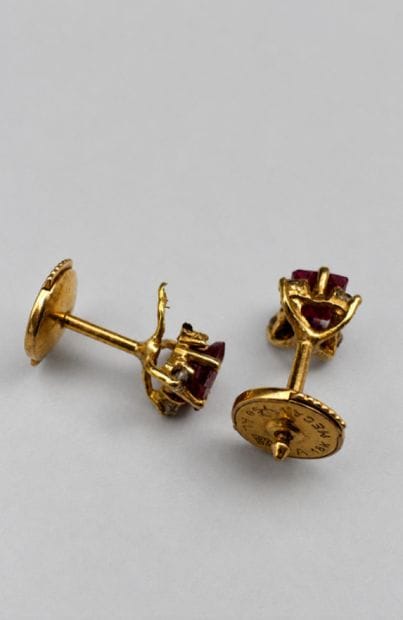 Paire de boucles d'oreilles rubis synthétiques...