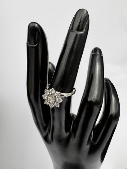 Une bague or gris 18k ornée de petits diamants...