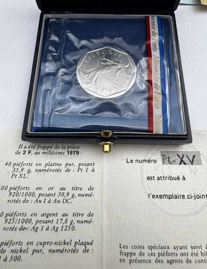 Ensemble de piéforts, avec certificats comprenant
2...