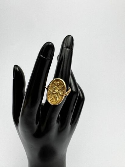 Bague en or 18k composée d'un seau représentant...