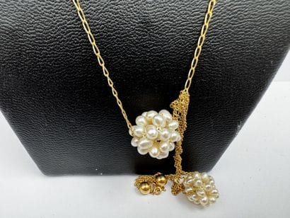 Deux chaînes or 18k 4,6 g et pendentifs ...