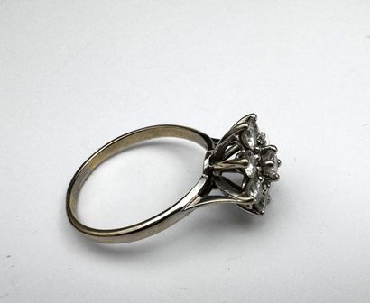 Une bague or gris 18k ornée de petits diamants...