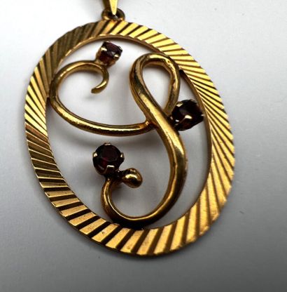 Chaîne et pendentif or orné de 3 pierres...
