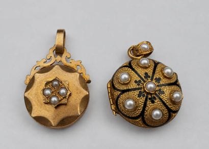 Deux petits pendentifs médaillons or 18 k...