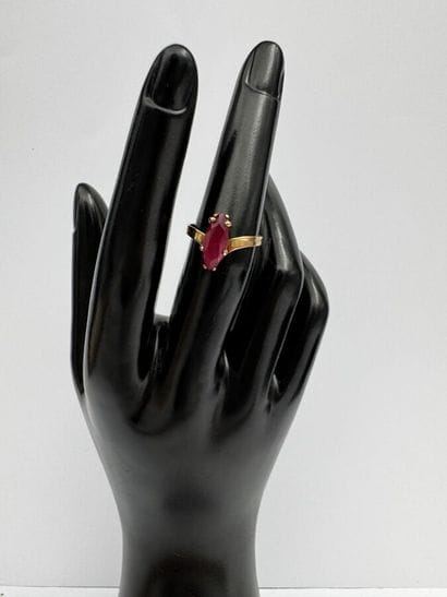 Bague or jaune 18k ornée d'un rubis navette...
