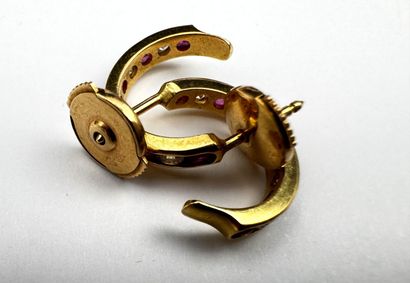 Paire de boucles d'oreilles en or simili...