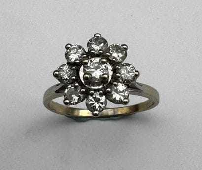 Une bague or gris 18k ornée de petits diamants...