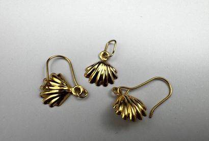 Deux boucles d'oreilles et un pendentif figurant...