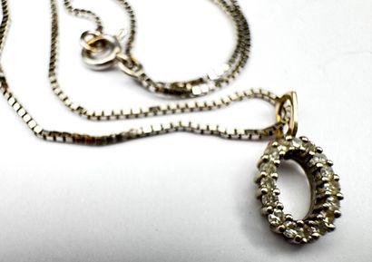Chaîne or gris 3,7 g et pendentif or orné...