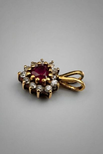 Pendentif cœur or 18 k rubis entourage simili...