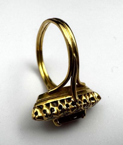 Bague marquise or 18k ornée en son centre...