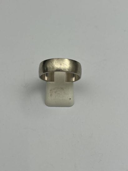Une alliance en or blanc 18k.
Poids net :...